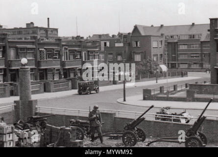 . Englisch: Ein deutscher Soldat Wache durch die Artillerie, im Garten der von Wied Pavillon, mit Blick auf die Harteveltstraat und Gevers Deynootweg, Den Haag. 1942. Anonym 3 deutsche Soldat bewacht Artillerie in Scheveningen in der Nähe von Wied Pavillon Stockfoto