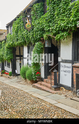 Das Mermaid Inn ist eine historische Public House im Zentrum von Rye, East Sussex Stockfoto