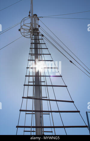 Ein boote Mast mit der Sonne. Stockfoto