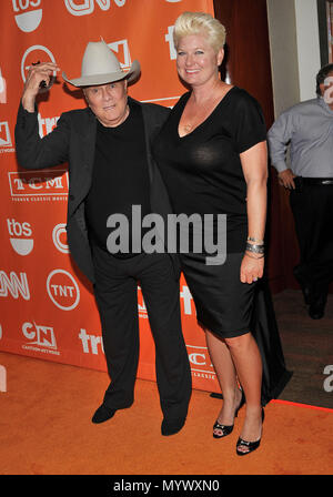 Tony Curtis und seine Frau Jill Vandenberg Curtis - TNT tca Sommer 2008 im The Beverly Hilton in Los Angeles. in voller Länge Augenkontakt lächeln CurtisTony Jill Vandenberg Curtis 39 Veranstaltung in Hollywood Leben - Kalifornien, Red Carpet Event, USA, Filmindustrie, Prominente, Fotografie, Bestof, Kunst, Kultur und Unterhaltung, prominente Mode, Besten, Hollywood Leben, Event in Hollywood Leben - Kalifornien, Roter Teppich und backstage, Musik Prominente, Topix, Paar, Familie (Mann und Frau) und Kids - Kinder, Brüder und Schwestern anfrage tsuni@Gamma-USA.com, Kredit Tsuni/USA, 2006 bis 2009 Stockfoto