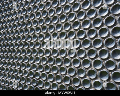 Besucherzentrum Wand aus Aluminiumdosen, Saint-Jean-de-Dieu, Quebec, Kanada. Stockfoto