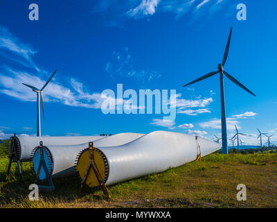 Windenergieanlagen und Ersatzklingen, Le Nordais Mühle Park wind generation Bahnhof Dorf Chibougamau, Gaspe Halbinsel, Quebec, Kanada Stockfoto