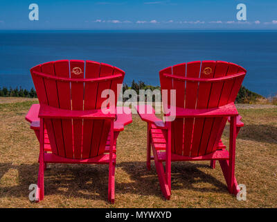 Zwei rote Stühle, Le Gräber Trail, Forillon National Park, Gaspe Halbinsel, Kanada. Stockfoto