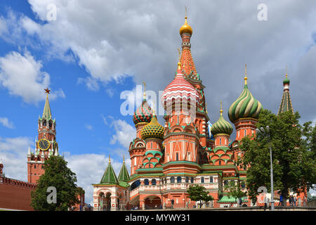 Kathedrale von Vasily gesegnet, als Kathedrale der Fürsprache der allheiligen Gottesgebärerin am Burggraben bekannt und Spasskaja Turm Stockfoto