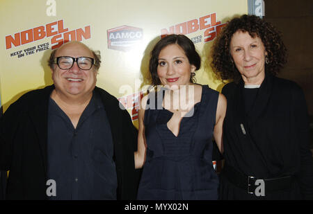 Danny DeVito mit Frau Rhea Perlman und Tochter-Nobel Son Premiere auf der Egyptian Theatre in Los Angeles. DeVitoDanny PerlmanRhea Tochter 47 Veranstaltung in Hollywood Leben - Kalifornien, Red Carpet Event, USA, Filmindustrie, Prominente, Fotografie, Bestof, Kunst, Kultur und Unterhaltung, prominente Mode, Besten, Hollywood Leben, Event in Hollywood Leben - Kalifornien, Roter Teppich und backstage, Musik Prominente, Topix, Paar, Familie (Mann und Frau) und Kids - Kinder, Brüder und Schwestern anfrage tsuni@Gamma-USA.com, Kredit Tsuni/USA, 2006 bis 2009 Stockfoto