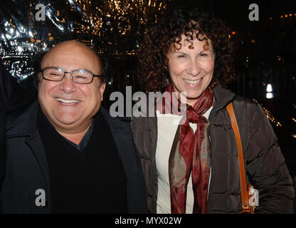 Danny DeVito und seine Frau Rhea Perlman Ankunft in die Freiheit Verfasser Premiere an der Westwood Theatre in Los Angeles. horizontale Lächeln Blickkontakt DeVitoDanny PerlmanRhea 166 Veranstaltung in Hollywood Leben - Kalifornien, Red Carpet Event, USA, Filmindustrie, Prominente, Fotografie, Bestof, Kunst, Kultur und Unterhaltung, prominente Mode, Besten, Hollywood Leben, Event in Hollywood Leben - Kalifornien, Roter Teppich und backstage, Musik Prominente, Topix, Paar, Familie (Mann und Frau) und Kids - Kinder, Brüder und Schwestern anfrage tsuni@Gamma-USA.com, Kredit Tsuni/USA, 2006 bis 2009 Stockfoto