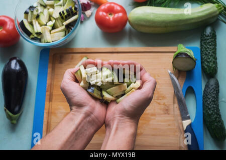 Frau mit geschnittenen Auberginen Stockfoto