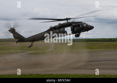 Eine Alaska Army National Guard UH-60 Black Hawk Hubschrauber, bereitet während springen Ausbildung auf malemute Drop Zone auf einer gemeinsamen Basis Elmendorf-Richardson, Alaska, 30. Mai 2018 zu landen. 1. Der Alaska Army National Guard Battalion, 207 Aviation Regiment, UH-60 Black Hawk Hubschraubern, sofern die springen Ausbildung zu unterstützen. Stockfoto