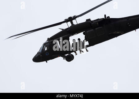 Eine Alaska Army National Guard UH-60 Black Hawk Hubschrauber bereitet während springen Ausbildung auf malemute Drop Zone auf einer gemeinsamen Basis Elmendorf-Richardson, Alaska, 30. Mai 2018 zu landen. 1. Der Alaska Army National Guard Battalion, 207 Aviation Regiment, UH-60 Black Hawk Hubschraubern, sofern die springen Ausbildung zu unterstützen. Stockfoto