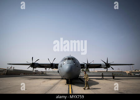 Ein Super C-130J Hercules lademeister auf die 75Th Expeditionary Airlift Squadron zugewiesen ist, bereitet sich auf die Motor Start-ups vor einer Mission in Dschibuti, Afrika, 29. Mai 2018. 75 EAS unterstützt Combined Joint Task Force - Horn von Afrika mit medizinische Evakuierungen, Katastrophenhilfe, humanitäre und airdrop Operationen. (U.S. Air Force Foto von Tech. Sgt. Larry E. Reid jr.) Stockfoto