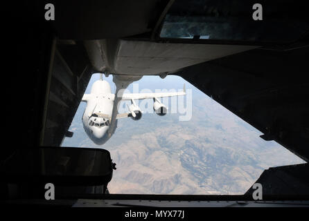 Eine Gruppe von 60 Operationen Gruppe Ehrenmitglieder Kommandanten sammeln auf dem Flug Linie an Travis Air Force Base, Calif., bevor Sie sich an Bord einer KC-10 Extender als Teil einer Tour werden Sie in der Sendung ihre geschwader zu integrieren. Der 60 OG führt Touren auf einer jährlichen Grundlage, dass ehrenamtlichen Kommandanten bieten und Fliegern die Möglichkeit zur Interaktion und voneinander zu lernen. (U.S. Air Force Foto von Airman 1st Class Christian Conrad) Stockfoto