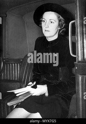 . Englisch: Unity Mitford (1914-1948). Voller Name: Unity Valkyrie Freeman-Mitford. Miss Mitford war ein Anhänger des Nazismus und Faschismus, und die Teil der inneren Hitlers Kreis der Freunde. Auf das Bild, um Unity Mitford trägt einen Pin der Nationalsozialistischen Deutschen Arbeiterpartei. . 1938. Anonym 5 Unity Mitford (1914-1948) Stockfoto