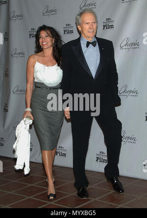 Clint Eastwood und Frau Dinah Ankunft auf dem SBIFF (Santa Barbara int. Film Festival) Leistung des Jahres Auszeichnungen am Arlington Theater in Santa Barbara. volle Länge EastwoodClint Dina 20 Veranstaltung in Hollywood Leben - Kalifornien, Red Carpet Event, USA, Filmindustrie, Prominente, Fotografie, Bestof, Kunst, Kultur und Unterhaltung, prominente Mode, Besten, Hollywood Leben, Event in Hollywood Leben - Kalifornien, Roter Teppich und backstage, Musik Prominente, Topix, Paar, Familie (Mann und Frau) und Kids - Kinder, Brüder und Schwestern anfrage tsuni@Gamma-USA.com, Kredit Tsuni/U Stockfoto