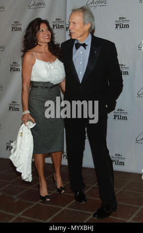 Clint Eastwood und Frau Dinah Ankunft auf dem SBIFF (Santa Barbara int. Film Festival) Leistung des Jahres Auszeichnungen am Arlington Theater in Santa Barbara. volle Länge EastwoodClint Dina 37 Veranstaltung in Hollywood Leben - Kalifornien, Red Carpet Event, USA, Filmindustrie, Prominente, Fotografie, Bestof, Kunst, Kultur und Unterhaltung, prominente Mode, Besten, Hollywood Leben, Event in Hollywood Leben - Kalifornien, Roter Teppich und backstage, Musik Prominente, Topix, Paar, Familie (Mann und Frau) und Kids - Kinder, Brüder und Schwestern anfrage tsuni@Gamma-USA.com, Kredit Tsuni/U Stockfoto