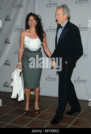 Clint Eastwood und Frau Dinah Ankunft auf dem SBIFF (Santa Barbara int. Film Festival) Leistung des Jahres Auszeichnungen am Arlington Theater in Santa Barbara. volle Länge EastwoodClint Dina 38 Veranstaltung in Hollywood Leben - Kalifornien, Red Carpet Event, USA, Filmindustrie, Prominente, Fotografie, Bestof, Kunst, Kultur und Unterhaltung, prominente Mode, Besten, Hollywood Leben, Event in Hollywood Leben - Kalifornien, Roter Teppich und backstage, Musik Prominente, Topix, Paar, Familie (Mann und Frau) und Kids - Kinder, Brüder und Schwestern anfrage tsuni@Gamma-USA.com, Kredit Tsuni/U Stockfoto