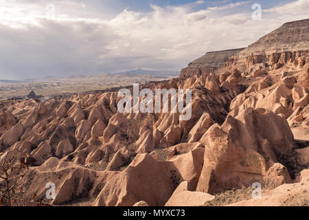 Eine riesige Landschaft der einzigartigen Felsformationen in Kappadokien, Türkei, getaucht in sanftes Sonnenlicht, geologische Wunder, Reisen, Naturwunder, Abenteuer Stockfoto