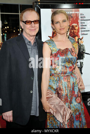 Danny Elfman und Frau Bridget Fonda - Inglourious Basterds Premiere auf der Chinese Theatre in Los Angeles. FondaBridget ElfmanDanny 20 Veranstaltung in Hollywood Leben - Kalifornien, Red Carpet Event, USA, Filmindustrie, Prominente, Fotografie, Bestof, Kunst, Kultur und Unterhaltung, prominente Mode, Besten, Hollywood Leben, Event in Hollywood Leben - Kalifornien, Roter Teppich und backstage, Musik Prominente, Topix, Paar, Familie (Mann und Frau) und Kids - Kinder, Brüder und Schwestern anfrage tsuni@Gamma-USA.com, Kredit Tsuni/USA, 2006 bis 2009 Stockfoto