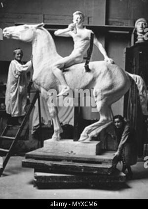 . Englisch: Anne Marie Carl Nielsen mit der Carl Nielsen Monument, das sich in Ihrem Studio an Frederiksholms Kanal 28A in Kopenhagen, Dänemark, 10. Anne Marie Carl-Nielsen und Carl Nielsen Denkmal Stockfoto