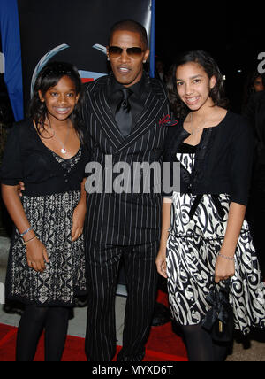 Jamie Foxx und Töchter bei der Ankunft im Traum Mädchen Premiere auf dem Wilshire Theatre in Los Angeles. 3/4 Blickkontakt FoxxJamie Töchter 092 Veranstaltung in Hollywood Leben - Kalifornien, Red Carpet Event, USA, Filmindustrie, Prominente, Fotografie, Bestof, Kunst, Kultur und Unterhaltung, prominente Mode, Besten, Hollywood Leben, Event in Hollywood Leben - Kalifornien, Roter Teppich und backstage, Musik Prominente, Topix, Paar, Familie (Mann und Frau) und Kids - Kinder, Brüder und Schwestern anfrage tsuni@Gamma-USA.com, Kredit Tsuni/USA, 2006 bis 2009 Stockfoto