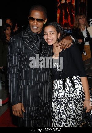 Jamie Foxx und Töchter bei der Ankunft im Traum Mädchen Premiere auf dem Wilshire Theatre in Los Angeles. 3/4 Blickkontakt FoxxJamie Töchter 093 Veranstaltung in Hollywood Leben - Kalifornien, Red Carpet Event, USA, Filmindustrie, Prominente, Fotografie, Bestof, Kunst, Kultur und Unterhaltung, prominente Mode, Besten, Hollywood Leben, Event in Hollywood Leben - Kalifornien, Roter Teppich und backstage, Musik Prominente, Topix, Paar, Familie (Mann und Frau) und Kids - Kinder, Brüder und Schwestern anfrage tsuni@Gamma-USA.com, Kredit Tsuni/USA, 2006 bis 2009 Stockfoto