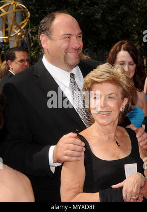 James Gandolfini und seine Mama - Kreative Emmy Awards 2008 im Nokia Theater in Los Angeles. Drei Viertel lächeln GandolfiniJames mom 19 Veranstaltung in Hollywood Leben - Kalifornien, Red Carpet Event, USA, Filmindustrie, Prominente, Fotografie, Bestof, Kunst, Kultur und Unterhaltung, prominente Mode, Besten, Hollywood Leben, Event in Hollywood Leben - Kalifornien, Roter Teppich und backstage, Musik Prominente, Topix, Paar, Familie (Mann und Frau) und Kids - Kinder, Brüder und Schwestern anfrage tsuni@Gamma-USA.com, Kredit Tsuni/USA, 2006 bis 2009 Stockfoto