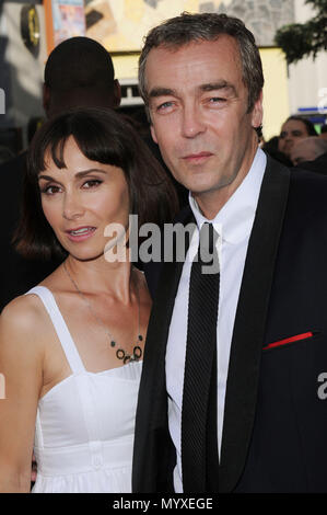 John Hannah und Frau - Mumie - Das Grabmal des Drachenkaisers Premiere auf der Gibson Amphitheatre Theater in Los Angeles. Drei viertel Augenkontakt lächeln HannahJohn frau 41 Veranstaltung in Hollywood Leben - Kalifornien, Red Carpet Event, USA, Filmindustrie, Prominente, Fotografie, Bestof, Kunst, Kultur und Unterhaltung, prominente Mode, Besten, Hollywood Leben, Event in Hollywood Leben - Kalifornien, Roter Teppich und backstage, Musik Prominente, Topix, Paar, Familie (Mann und Frau) und Kids - Kinder, Brüder und Schwestern anfrage tsuni@Gamma-USA.com, Kredit Tsuni/USA, 2006 bis 2009 Stockfoto