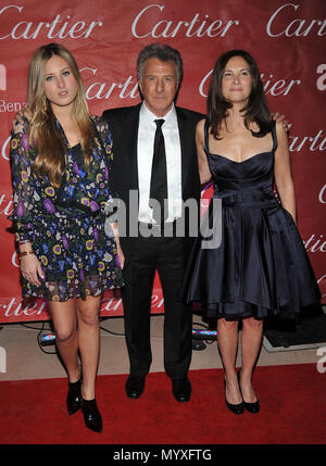 Dustin Hoffman mit Frau und Tochter - 20. Ann. Der Palm Springs Film Festival im Palm Springs Convention Center. HoffmanDustin frau Tochter 54 Veranstaltung in Hollywood Leben - Kalifornien, Red Carpet Event, USA, Filmindustrie, Prominente, Fotografie, Bestof, Kunst, Kultur und Unterhaltung, prominente Mode, Besten, Hollywood Leben, Event in Hollywood Leben - Kalifornien, Roter Teppich und backstage, Musik Prominente, Topix, Paar, Familie (Mann und Frau) und Kids - Kinder, Brüder und Schwestern anfrage tsuni@Gamma-USA.com, Kredit Tsuni/USA, 2006 bis 2009 Stockfoto