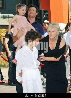 Hugh Jackman mit Frau Deborra-Lee Furness Jackman und Sohn und Tochter - Hugh Jackman geehrt mit Hand- und fußabdruck an der Chinese Theatre in Los Angeles. JackmanHugh Deborra-Lee Furness Kinder 19 Veranstaltung in Hollywood Leben - Kalifornien, Red Carpet Event, USA, Filmindustrie, Prominente, Fotografie, Bestof, Kunst, Kultur und Unterhaltung, prominente Mode, Besten, Hollywood Leben, Event in Hollywood Leben - Kalifornien, Roter Teppich und backstage, Musik Prominente, Topix, Paar, Familie (Mann und Frau) und Kids - Kinder, Brüder und Schwestern anfrage tsuni@Gamma-USA.com, Kredit Tsuni/ Stockfoto