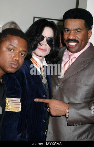 Michael Jackson, Bruder Marlon und Komiker Steve Harvey am vergangenen Sonntag 15. August 2004 bei der ersten AME (African Methodist Episcopal) Kirche in Los Angeles. JacksonMichael br Harvey096 Veranstaltung in Hollywood Leben - Kalifornien, Red Carpet Event, USA, Filmindustrie, Prominente, Fotografie, Bestof, Kunst, Kultur und Unterhaltung, prominente Mode, Besten, Hollywood Leben, Event in Hollywood Leben - Kalifornien, Roter Teppich und backstage, Musik Prominente, Topix, Paar, Familie (Mann und Frau) und Kids - Kinder, Brüder und Schwestern anfrage tsuni@Gamma-USA.com, Kredit Tsuni/USA, 2006, 200 Stockfoto