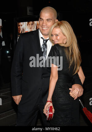 Jenna Jameson und Tito Ortiz Schlafwandeln Premiere auf der DGA-Direktor Guild Theater - in Los Angeles. Drei Viertel lächeln JamesonJenna OrtizTito 24 eine Veranstaltung in Hollywood Leben - Kalifornien, Red Carpet Event, USA, Filmindustrie, Prominente, Fotografie, Bestof, Kunst, Kultur und Unterhaltung, prominente Mode, Besten, Hollywood Leben, Event in Hollywood Leben - Kalifornien, Roter Teppich und backstage, Musik Prominente, Topix, Paar, Familie (Mann und Frau) und Kids - Kinder, Brüder und Schwestern anfrage tsuni@Gamma-USA.com, Kredit Tsuni/USA, 2006 bis 2009 Stockfoto