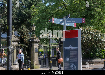 Touristische Information Board in Belfast am Eingang zum Botanischen Garten in Belfast mit Menschen zu Fuß außerhalb und innerhalb der Belfast öffentlichen Park. Stockfoto