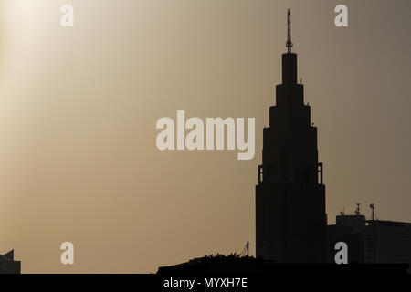 Der unverkennbare NTT Docomo Tower in Silhouette. Shinjuku, Tokio, Japan. Stockfoto