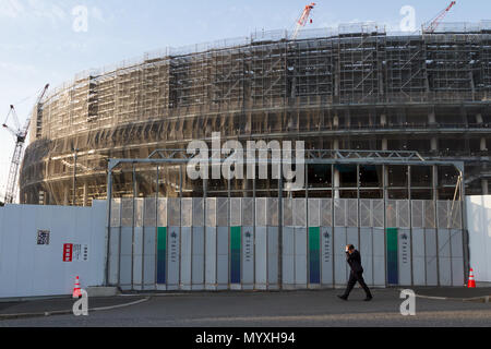 Das neue Nationalstadion erhebt sich hoch über der Umgebung, während die Vorbereitungen für die Olympischen Spiele 2020 in Tokio in Gaiemmae, Tokio, Japan, fortgesetzt werden. Stockfoto