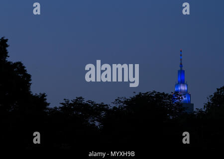 Das unverwechselbare NTT Docomo Yoyogi Gebäude, beleuchtet am Abend. Vom Yoyogi Park, Shibuya, Tokio, Japan aus gesehen. Stockfoto