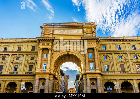 Arcone Triumphbogen Torbogen Piazza della Republica Karussell Merry Go Round Florenz Italien. Arch erstellt Ende 1800. Die Inschrift auf dem Bogen sagt Stockfoto