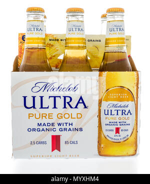 Winneconne, WI - 26. Mai 2018: ein Six Pack von Michelob ultra pure Gold Bier Mähne mit organischen Körner auf einem isolierten Hintergrund. Stockfoto