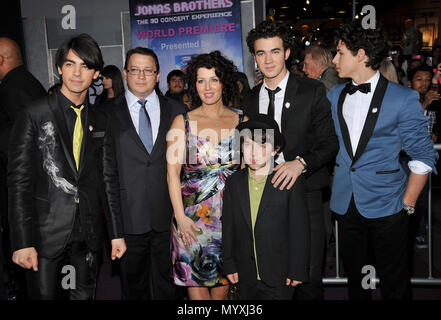 Joe Paul Denise Frankie Kevin Nick Jonas - Jonas Brothers - Das 3D-Konzert Premiere am El Capitan Theatre in Los Angeles. JonasJoe Paul Denise Frankie Kevin Nick 23 Veranstaltung in Hollywood Leben - Kalifornien, Red Carpet Event, USA, Filmindustrie, Prominente, Fotografie, Bestof, Kunst, Kultur und Unterhaltung, prominente Mode, Besten, Hollywood Leben, Event in Hollywood Leben - Kalifornien, Roter Teppich und backstage, Musik Prominente, Topix, Paar, Familie (Mann und Frau) und Kids - Kinder, Brüder und Schwestern anfrage tsuni@Gamma-USA.com, Kredit Tsuni/USA, 2006 bis 2009 Stockfoto