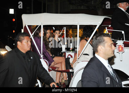 Kourtney Kardashian, Kim, Kris Jenner und Khloe - Berühmte Cupcakes Beverly Hills Grand Opening Khloe Kardashian Kim Kourtney KrisJenner 18 Veranstaltung in Hollywood Leben - Kalifornien, Red Carpet Event, USA, Filmindustrie, Prominente, Fotografie, Bestof, Kunst, Kultur und Unterhaltung, prominente Mode, Besten, Hollywood Leben, Event in Hollywood Leben - Kalifornien, Roter Teppich und backstage, Musik Prominente, Topix, Paar, Familie (Mann und Frau) und Kids - Kinder, Brüder und Schwestern anfrage tsuni@Gamma-USA.com, Kredit Tsuni/USA, 2006 bis 2009 Stockfoto