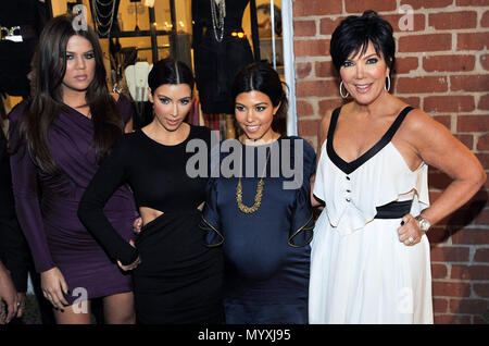 Khloe Kardashian, Kim, Kourtney und Mamma Kris Jenner - Berühmte Cupcakes Beverly Hills Grand Opening Khloe Kardashian Kim Kourtney KrisJenner 19 Veranstaltung in Hollywood Leben - Kalifornien, Red Carpet Event, USA, Filmindustrie, Prominente, Fotografie, Bestof, Kunst, Kultur und Unterhaltung, prominente Mode, Besten, Hollywood Leben, Event in Hollywood Leben - Kalifornien, Roter Teppich und backstage, Musik Prominente, Topix, Paar, Familie (Mann und Frau) und Kids - Kinder, Brüder und Schwestern anfrage tsuni@Gamma-USA.com, Kredit Tsuni/USA, 2006 bis 2009 Stockfoto