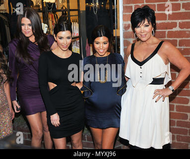 Khloe Kardashian, Kim, Kourtney und Mamma Kris Jenner - Berühmte Cupcakes Beverly Hills Grand Opening Khloe Kardashian Kim Kourtney KrisJenner 20 Veranstaltung in Hollywood Leben - Kalifornien, Red Carpet Event, USA, Filmindustrie, Prominente, Fotografie, Bestof, Kunst, Kultur und Unterhaltung, prominente Mode, Besten, Hollywood Leben, Event in Hollywood Leben - Kalifornien, Roter Teppich und backstage, Musik Prominente, Topix, Paar, Familie (Mann und Frau) und Kids - Kinder, Brüder und Schwestern anfrage tsuni@Gamma-USA.com, Kredit Tsuni/USA, 2006 bis 2009 Stockfoto