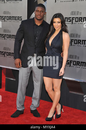 Kim Kardashian und Reggie Bush - Transformers - Die Rache Premiere auf dem Westwood Village Theater in Los Angeles. KardashianKim BushReggie 153 Event in Hollywood Leben - Kalifornien, Red Carpet Event, USA, Filmindustrie, Prominente, Fotografie, Bestof, Kunst, Kultur und Unterhaltung, prominente Mode, Besten, Hollywood Leben, Event in Hollywood Leben - Kalifornien, Roter Teppich und backstage, Musik Prominente, Topix, Paar, Familie (Mann und Frau) und Kids - Kinder, Brüder und Schwestern anfrage tsuni@Gamma-USA.com, Kredit Tsuni/USA, 2006 bis 2009 Stockfoto