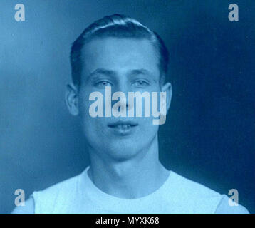 . Bild von Uploader mit Blaustich bearbeitet und 7/8 Kopf und Schultern Portrait zu machen. Original Bild Beschreibung Portrait Foto einer jungen Sportler in Swindon, Wiltshire, England in den 20er oder 30er Jahren. Das Abzeichen stellt die Armee körperliches Training Corps. Die Sub-Kapitän Rang möglicherweise zeigt an, dass er ein Fußballer. Von der Postkarte in Swindon Datensatz hinterlegt und gescannt und durch sie zu Flickr hochgeladen. Der Fotograf war Fred C. Palmer von Tower Studio, Herne Bay, Kent ca. 1905-1920,- und von 6 Cromwell Street, Swindon ca. 1920-1936. Er wird geglaubt, gestorben 1936-1939 haben. Punkte o Stockfoto