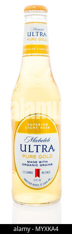 Winneconne, WI - 26. Mai 2018: Eine einzelne Flasche Michelob ultra pure Gold Bier Mähne mit organischen Körner auf einem isolierten Hintergrund. Stockfoto