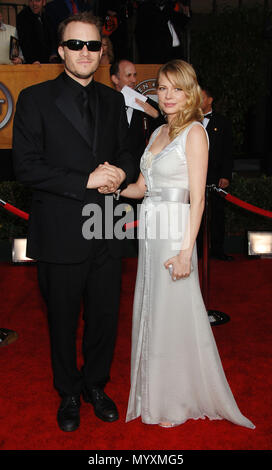 Heath Ledger und Michelle Williams am 12. jährlichen Screen Actors Guild Awards im Shrine Auditorium in Los Angeles, Sonntag, 29 Januar, 2006 LedgerHeath WilliamsMichelle 067 Veranstaltung in Hollywood Leben - Kalifornien, Red Carpet Event, USA, Filmindustrie, Prominente, Fotografie, Bestof, Kunst, Kultur und Unterhaltung, prominente Mode, Besten, Hollywood Leben, Event in Hollywood Leben - Kalifornien, Roter Teppich und backstage, Musik Prominente, Topix, Paar, Familie (Mann und Frau) und Kids - Kinder, Brüder und Schwestern anfrage tsuni@Gamma-USA.com, Kredit Tsuni/USA, 2006 2. Stockfoto