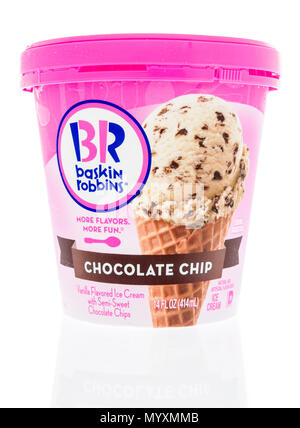 Winneconne - 1. Juni 2018: ein Behälter mit Baskin Robbins Eiscreme in Chocolate Chip Geschmack auf einem isolierten Hintergrund. Stockfoto
