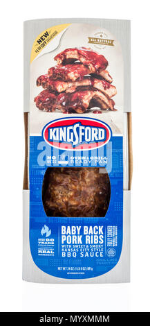 Winneconne - 1. Juni 2018: ein Paket von Kinsford Baby zurück Schweinerippchen mit Kansas City Stil Sauce auf einem isolierten Hintergrund. Stockfoto