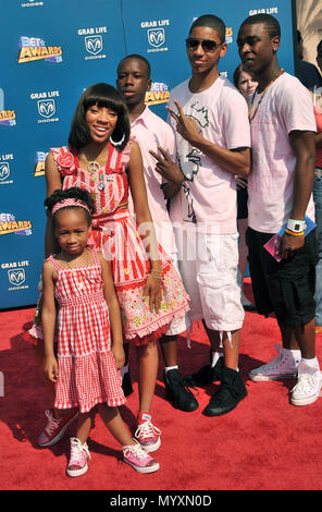 Lil Mama und ihre Brüder und Schwester - BET Awards im Heiligtum Amphitheater in Los Angeles. in voller Länge Augenkontakt smileLil Mama brothers 46 Veranstaltung in Hollywood Leben - Kalifornien, Red Carpet Event, USA, Filmindustrie, Prominente, Fotografie, Bestof, Kunst, Kultur und Unterhaltung, prominente Mode, Besten, Hollywood Leben, Event in Hollywood Leben - Kalifornien, Roter Teppich und backstage, Musik Prominente, Topix, Paar, Familie (Mann und Frau) und Kids - Kinder, Brüder und Schwestern anfrage tsuni@Gamma-USA.com, Kredit Tsuni/USA, 2006 bis 2009 Stockfoto