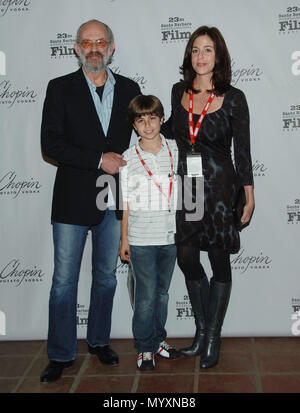 Christopher Lloyd, Lisa und ein Patenkind bei der Ankunft im SBIFF (Santa Barbara int. Film Festival) Leistung des Jahres Auszeichnungen am Arlington Theater in Santa Barbara. volle Länge auge contactLloydChristopher Lisa 28 Veranstaltung in Hollywood Leben - Kalifornien, Red Carpet Event, USA, Filmindustrie, Prominente, Fotografie, Bestof, Kunst, Kultur und Unterhaltung, prominente Mode, Besten, Hollywood Leben, Event in Hollywood Leben - Kalifornien, Roter Teppich und backstage, Musik Prominente, Topix, Paar, Familie (Mann und Frau) und Kids - Kinder, Brüder und Schwestern Anfrage tsuni @ Gamma-USA. Stockfoto