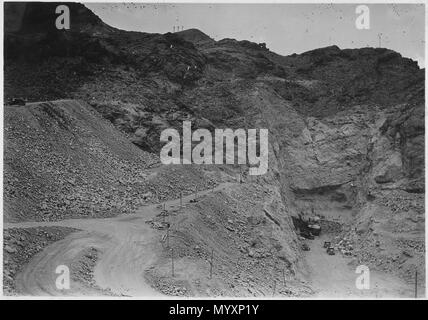 Auf der Suche nach in die Baugrube für das Arizona Abflußkanal. Hohe links ist Start- und Landebahn für sechs Unternehmen' ... - Stockfoto