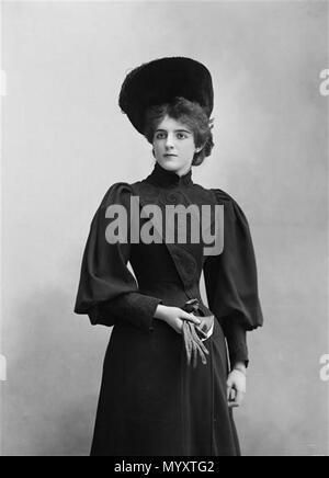 . La Princesse de Caraman-Chimay, geb. Clara Ward le 17 février 1873 à Détroit dans l'État du Michigan aux États-Unis, est l'épouse de Joseph, Marie Anatole de Riquet, Prince de Caraman-Chimay (1858-1937), mariés à Paris dans le 7e arrondissement, le 19 Mai 1890. Elle meurt à Padoue en Italie, le 9. Dezember 1916. Elle est la fille de Eber Brock Ward et de sa seconde épouse, Catherine Lyon. Clara Ward est la nièce du sénateur Benjamin Wade. . Englisch: Portrait von Clara Ward, Princesse de Caraman-Chimay von Nadar. Français: Portrait de Clara Ward, Princesse de Caraman-Chimay par Paul Nadar. 1898 Stockfoto